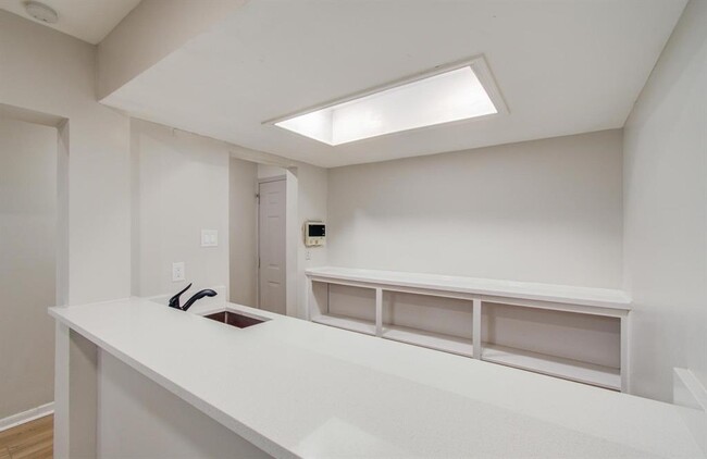 Building Photo - 2202 Briarview Dr