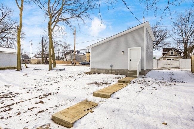 Building Photo - 391 Brehl Ave