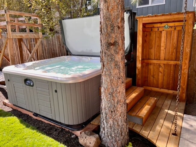 Building Photo - Beautiful home in SW Bend!  Large fenced i...