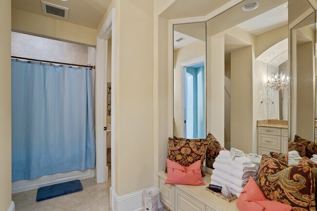 Building Photo - 1363 Oceanview Dr
