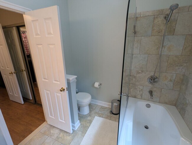 Building Photo - Beautiful 3 level END UNIT townhouse that ...
