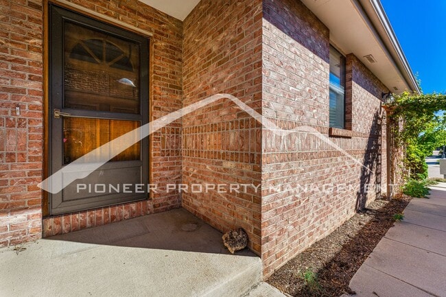 Building Photo - Spacious Home with Central AC and Gas Fireplace