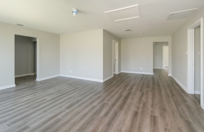 Building Photo - 2739 W Woodlawn Ave
