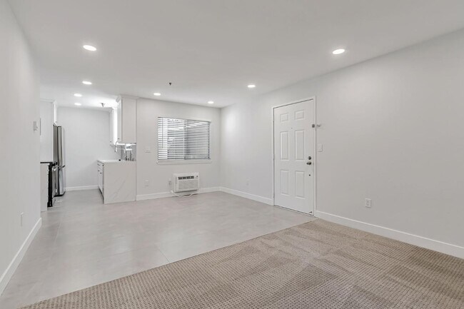 Building Photo - 880 E Fremont Ave
