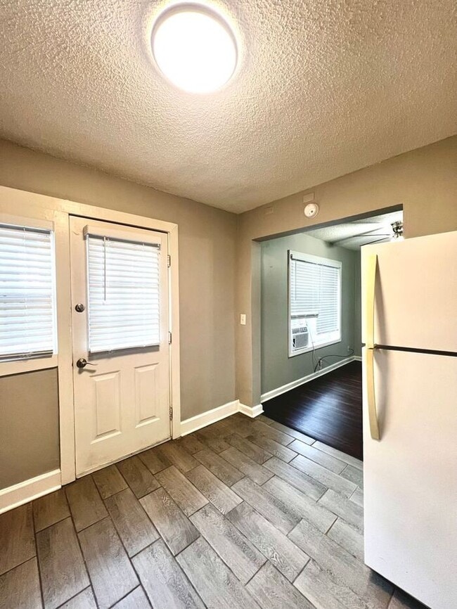 Building Photo - Overton Square Neighborhood Spacious 1bd/1ba!