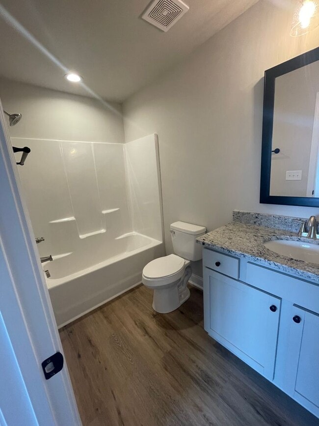 Building Photo - 2 Bedroom 2.5 bath Townhome in  Greenville