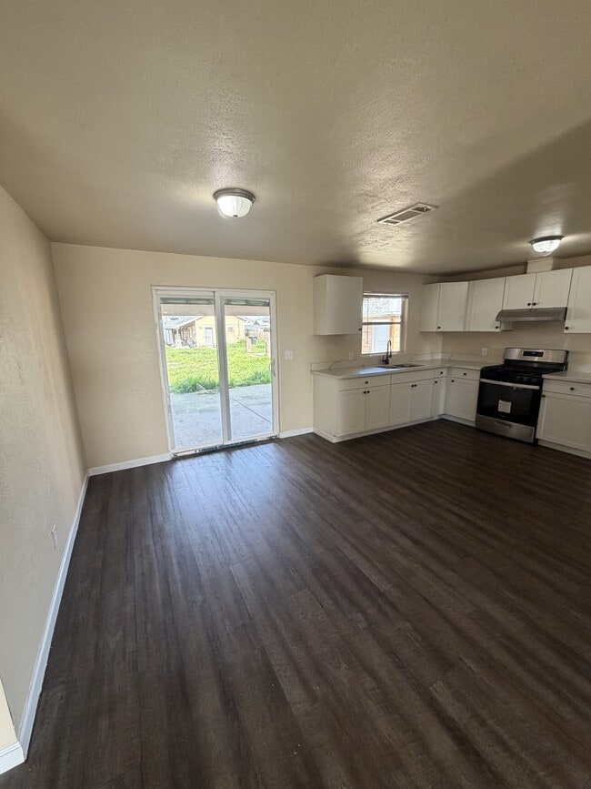 Building Photo - 1004 E K Ave