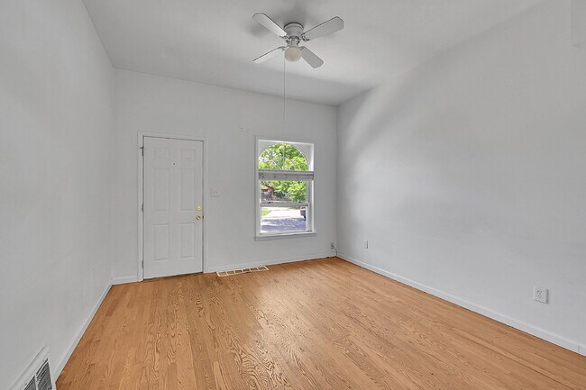 Building Photo - $1,495.00 - 1 Bedroom, 1 Bathroom, Multipl...