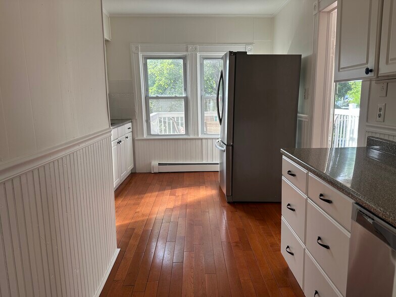 Building Photo - 10 Clinton St