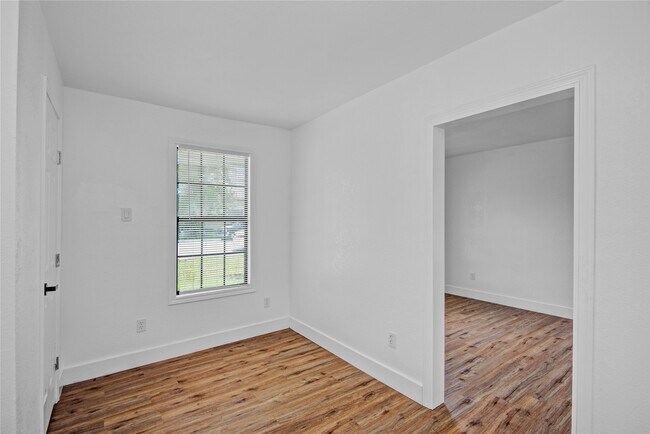 Building Photo - 1203 W 6th St