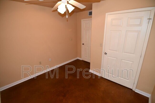 Building Photo - 5480 Spring Ln