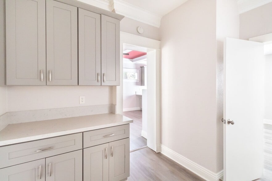 Building Photo - 338 E 7th St