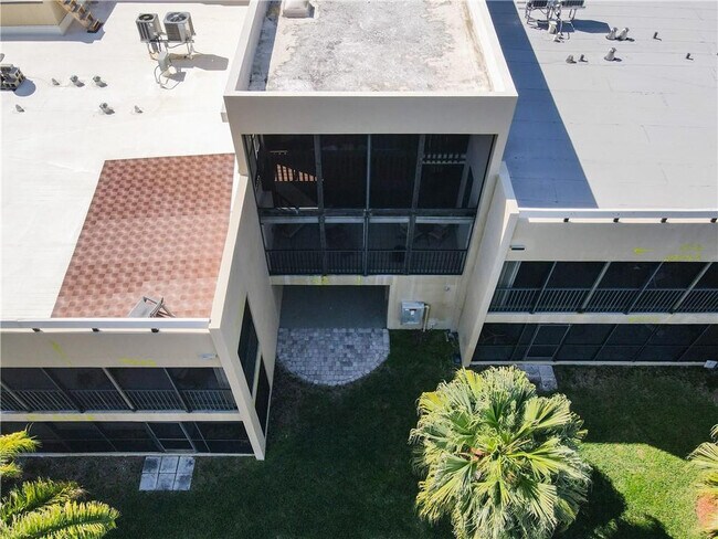 Building Photo - 1100 SE 5th Ct