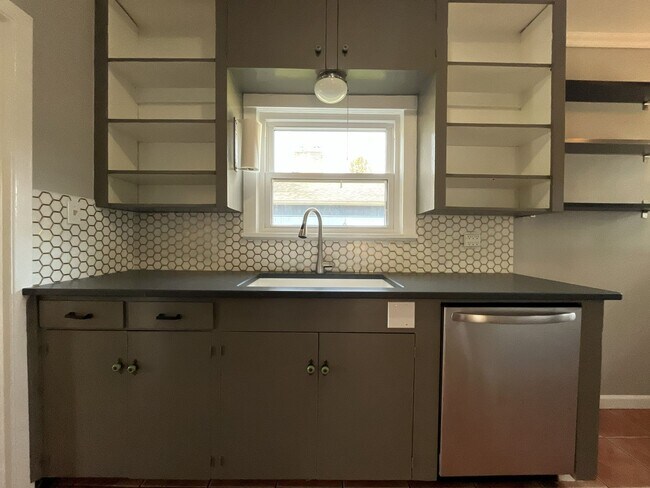 Building Photo - Charming St. Johns Bungalow with Fireplace, Bonus Space & Large Backyard