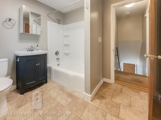 Building Photo - Two Story Home in Upper Arlington with att...