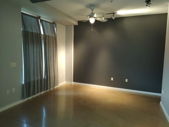 Building Photo - Cute condo on E6th in the center of everyt...