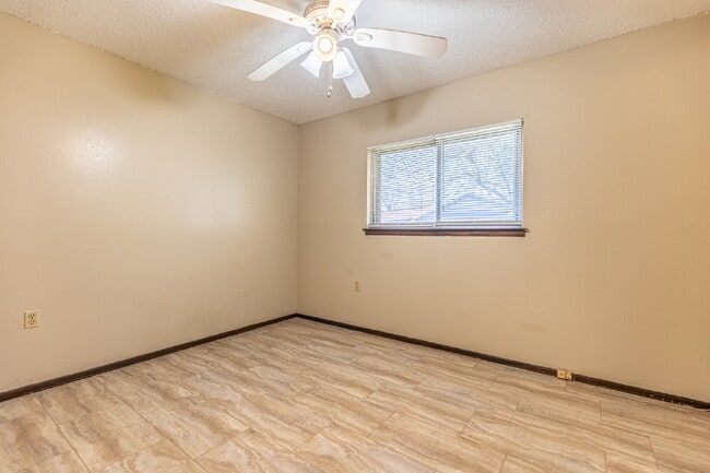 Building Photo - 2943 Keslake St