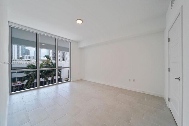 Building Photo - 2150 N Bayshore Dr