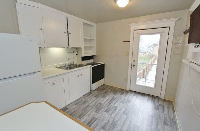 Building Photo - 815 E 1st St