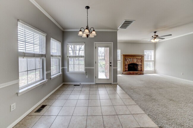 Building Photo - 5 Bed | 2.5 Baths | Broken Arrow