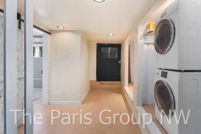Building Photo - Adorable 3br, 2ba West Seattle Remodel * B...