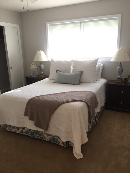 2nd bedroom - 5030 Shumate Rd