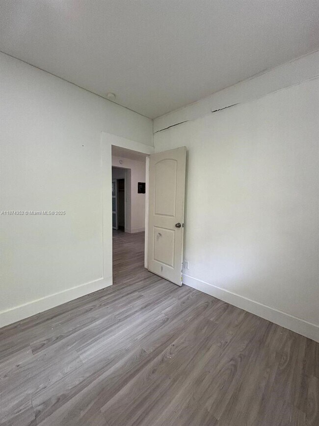 Building Photo - 2025 Bay Dr