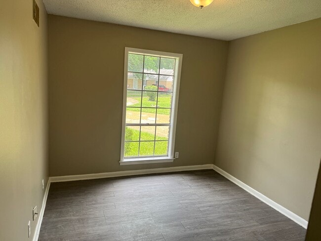 Building Photo - Charming 3-Bedroom Home in Memphis Comfort & Convenience Await!