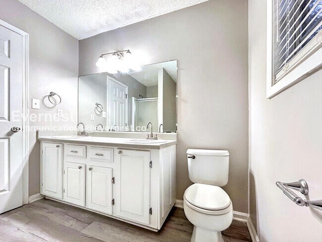 Building Photo - Limited Time Special Offer / 5 Bed, 3.5 Bath Home with Attached Garage / Pet-Friendly / Vouchers ...