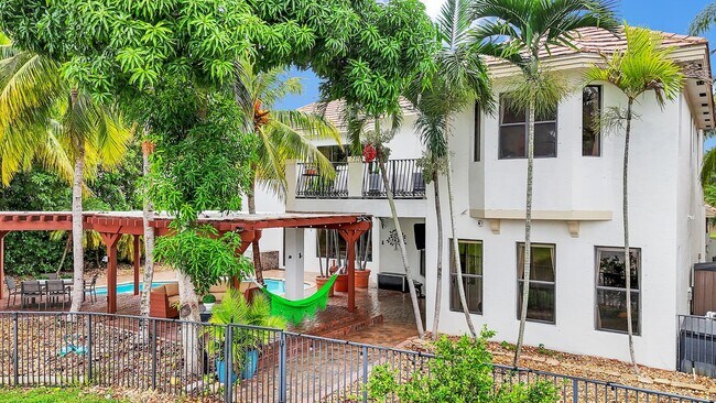 Building Photo - 10703 Versailles Blvd