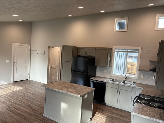 Building Photo - Re-Posting ~ Charming NW Salem Home - accepting applications now!