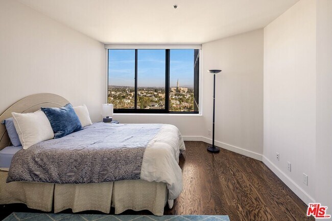 Building Photo - 10724 Wilshire Blvd