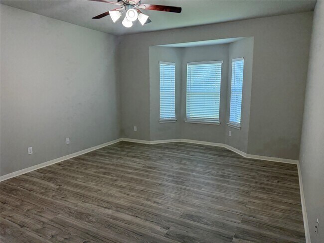 Building Photo - 306 Edgewater Park Dr