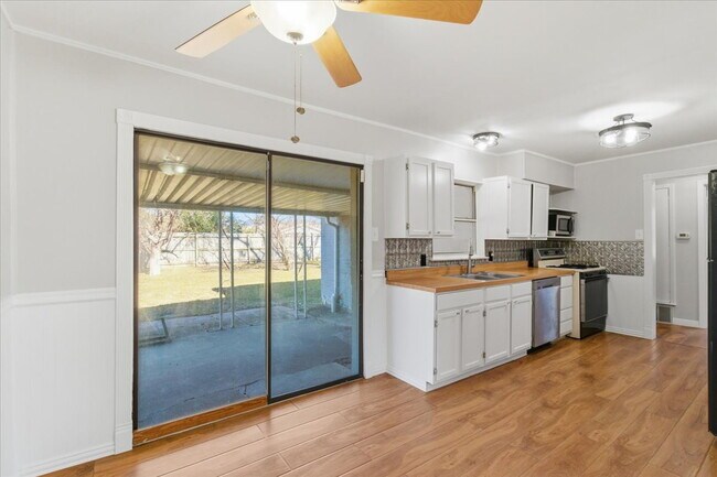 Building Photo - "Charming 3-Bedroom Retreat with 2 Full Baths in Farmers Branch"