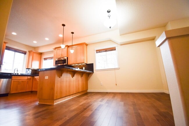 Building Photo - Beautiful Condo In the Heart of Beaverton!