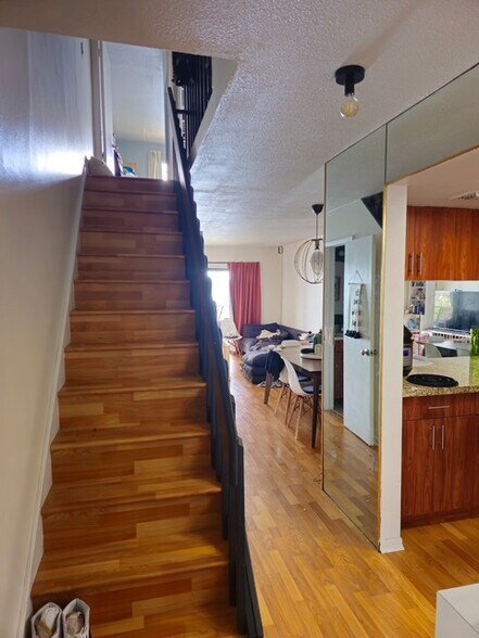 Building Photo - 2762 W 60th St