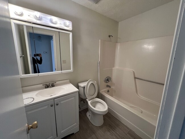 Building Photo - 2 bed 1 bath duplex