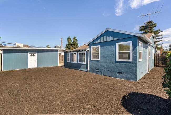 Building Photo - Light-Filled San Leandro Gem w/ Dual Garages & Expansive Yard