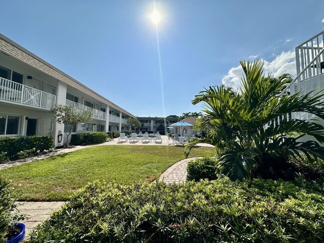 Building Photo - 1001 NE 8th Ave