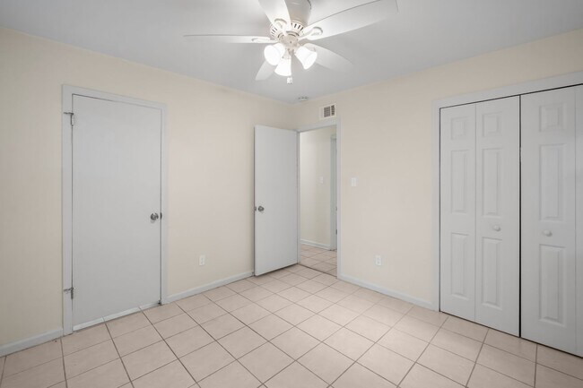Building Photo - Southside Savannah Gem – 4BR Home in Windsor Forest with Sunroom & Patio