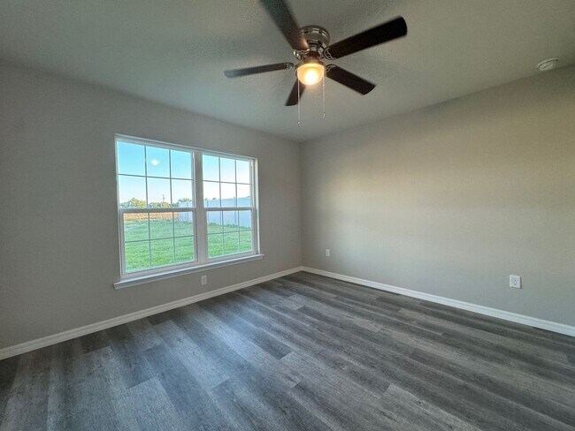 Building Photo - Desirable Silver Springs Shores - 3/2/2 **Won't Last**