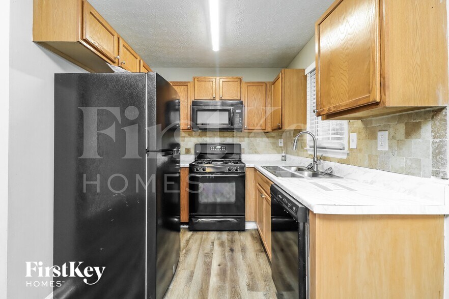 Building Photo - 325 Arapaho Dr SE