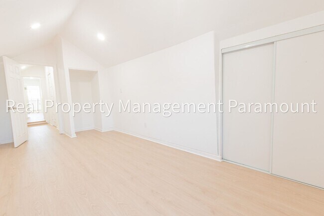 Building Photo - 433 W 56th St