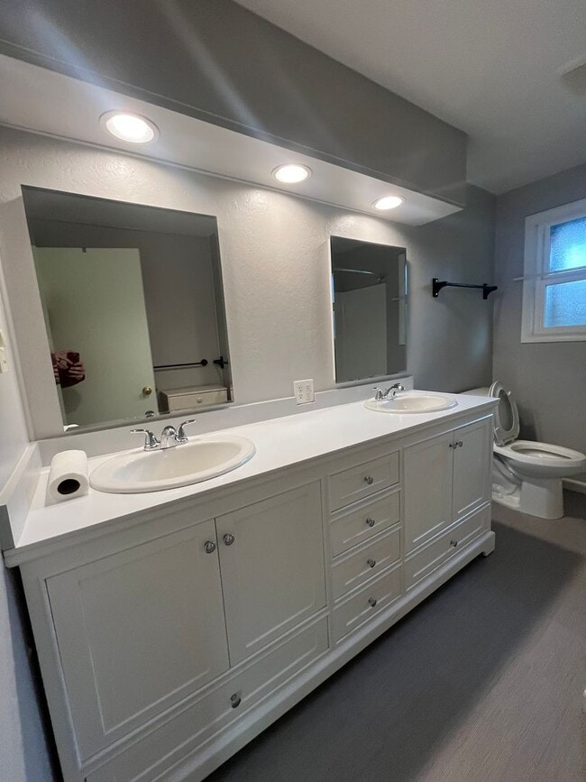 Building Photo - 2-Bedroom 1-Bathroom home off River Road