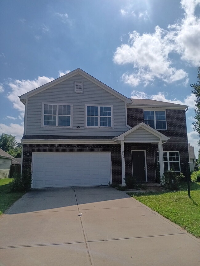 Building Photo - Stunning 3 Bedroom + Office, 2.5 Bathroom Half-Brick Home in Warren Township