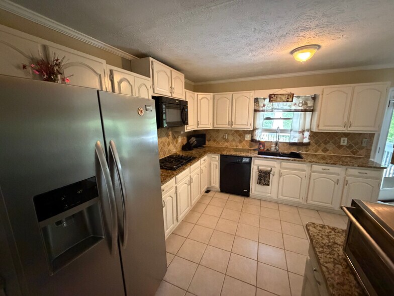 Building Photo - Room in House on Lilburn Stone Mountain Rd