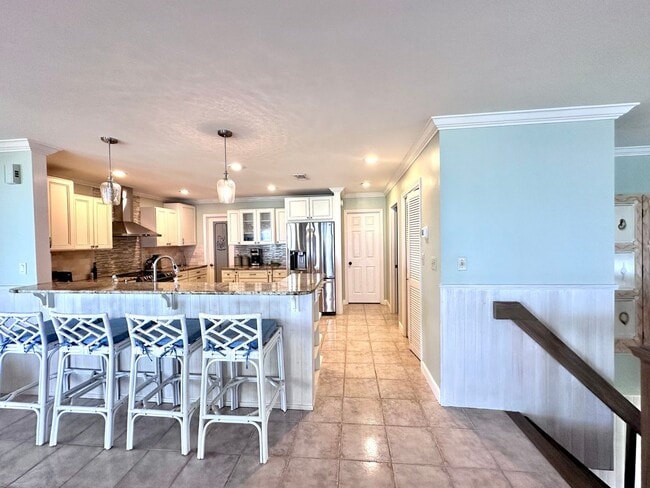 Building Photo - Beautiful 3B/3.5B Waterfront Fully Furnish...