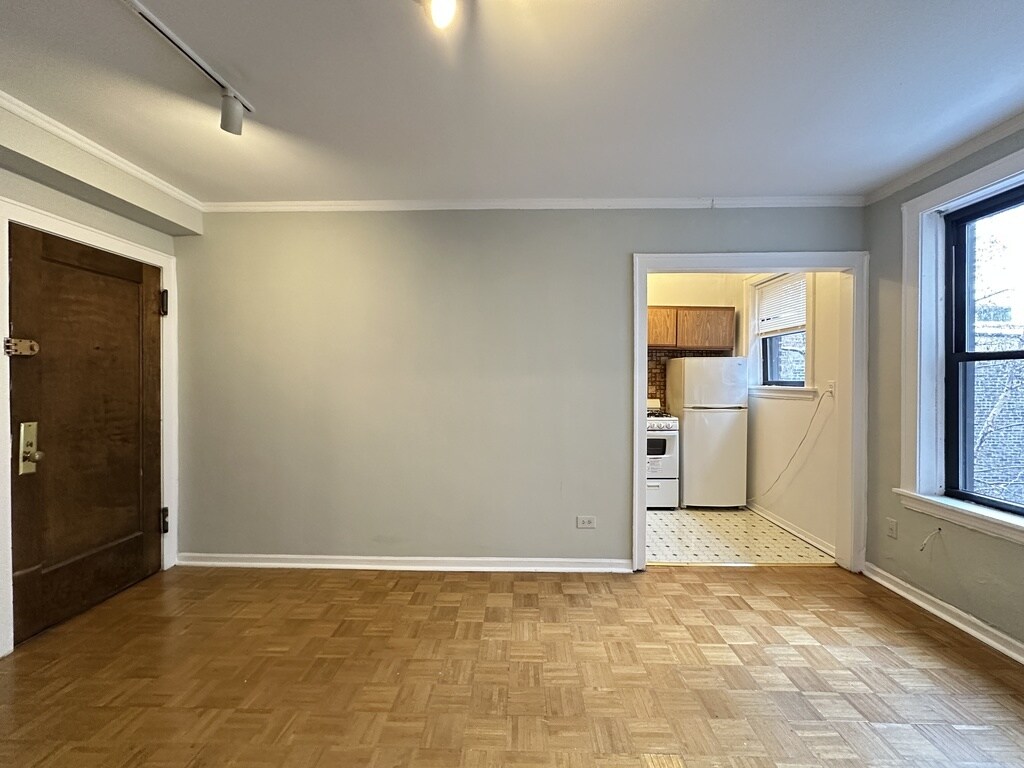 Building Photo - 744 W Belmont Ave