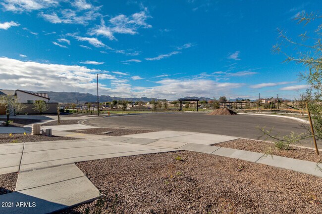Building Photo - 1346 E Glass Ln