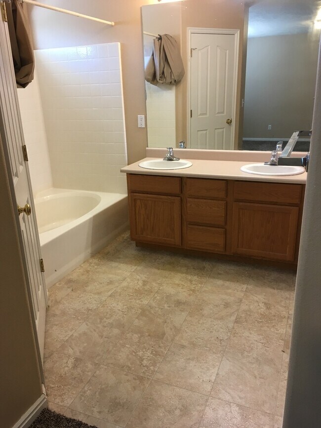 Building Photo - 3 bedroom 2 1/2 bath townhome